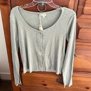 Hem & Thread Women’s Sage Scoop Neck Top With Buttons Size Medium NEW
